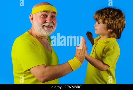 Un mode de vie sain et actif. Le temps de la famille ensemble. Sport. Grand-père et petit-fils mignon dans les vêtements de sport. Banque D'Images