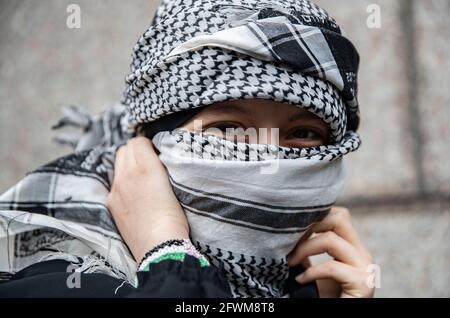 Londres, Royaume-Uni. 23 mai 2021. Un palestinien masqué vu après la manifestation.manifestation israélienne organisée autour de l'ambassade d'Israël en solidarité avec Israël après un accord de cessez-le-feu entre Israël et le Hamas le 21 mai 2021 à Gaza. Crédit : SOPA Images Limited/Alamy Live News Banque D'Images