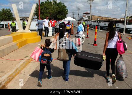 Des milliers de Vénézuéliens traversent la frontière à pied dans l'état de Zulia Venezuela, vers la Colombie comme point de départ vers d'autres pays. Depuis six ans, la limite de passage des véhicules est fermée depuis 2015, sur ordre du Président Nicolás Maduro. La circulation des personnes a été suspendue après la rupture des relations avec le gouvernement colombien en février 2019. Aujourd'hui, samedi 22 mai, Freddy Bernal a rapporté comme porte-parole du gouvernement bolivarien, qui sera progressivement ouvert. Et il sera fait en coordination entre les autorités des deux pays, affirmant que Co Banque D'Images