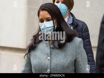 Londres, Royaume-Uni. 23 mai 2021. LONDRES, ROYAUME-UNI. 23 MAI le ministre de l'intérieur, Priti Patel, part après le salon Andrew Marr à Wogan House, Londres, le dimanche 23 mai 2021. (Crédit : Tejas Sandhu | crédit : MI News & Sport /Alay Live News Banque D'Images