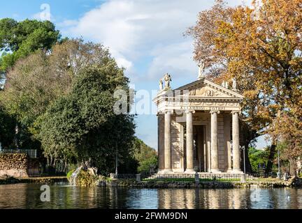 Vue de l'autre côté du lac au Temple d'Asclepius situé dans un parc au centre de Rome Banque D'Images