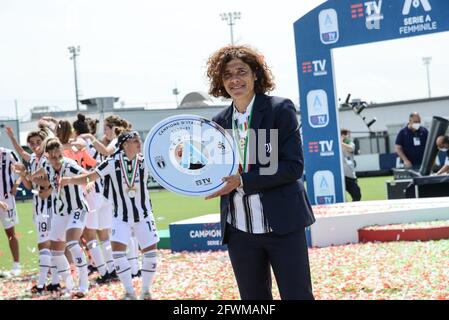 Vinovo, Italie. 23 mai 2021. Rita Guarino entraîneur en chef de Juventus Women lève le Trophée Scudetto pour célébrer la victoire de la série A 2020-2021 après leur dernier match de football italien Serie A Women entre Juventus FC et Inter Milan. Les stades sportifs autour de l'Italie restent soumis à des restrictions strictes en raison de la pandémie du coronavirus, car les lois de distanciation sociale du gouvernement interdisent aux fans à l'intérieur des lieux, ce qui entraîne le jeu derrière des portes fermées. Juventus a gagné 4-0 sur Inter Milan. (Photo par Alberto Gandolfo/Pacific Press/Sipa USA) Credit: SIPA USA/Alay Live News Banque D'Images