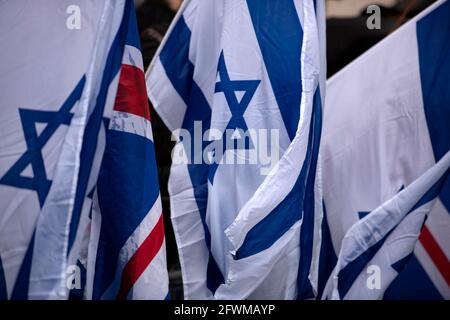 Les manifestants ont des drapeaux à l'ambassade israélienne à High Street Kensington pendant la manifestation. L'antisémitisme est en hausse, car la violence continue en Israël et 600 % des crimes haineux contre les juifs ont augmenté. La Fédération sioniste a appelé à une démonstration publique de l'unité à Londres en faveur d'Israël, dans un contexte de violence continue au Moyen-Orient. Récemment, un cessez-le-feu entre Israël et le Hamas a été conclu avec la médiation de l'Égypte. L'escalade a duré 11 jours et a fait 232 morts du côté palestinien et 12 morts du côté israélien, selon les autorités. (Photo de Loredana Sangiu Banque D'Images