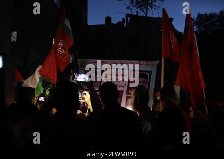 Gaza. 23 mai 2021. Des enfants palestiniens allument des bougies dans les décombres de la maison d'une famille dont les enfants ont tous été tués lors d'un raid israélien dans le camp de réfugiés de Shati, à l'ouest de la ville de Gaza. Crédit : CIC de la majorité mondiale/Alamy Live News Banque D'Images