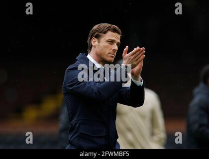 Craven Cottage, Londres, Royaume-Uni. 23 mai 2021. English Premier League football, Fulham versus Newcastle United; le Manager de Fulham Scott Parker applaudit les fans de Fulham après avoir été à temps plein Credit: Action plus Sports/Alay Live News Banque D'Images