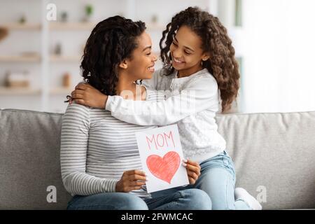 Bonne fille noire embrassant sa mère, concept de fête des mères Banque D'Images