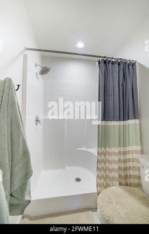 Un design intérieur minimaliste de salle de bains avec cabine de douche et un rideau aux couleurs pastel Banque D'Images