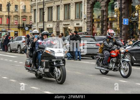 Perspective Nevsky, 28. Saint-Pétersbourg. Russie. 24 avril 2021. Ouverture de la saison moto à Saint-Pétersbourg. Banque D'Images