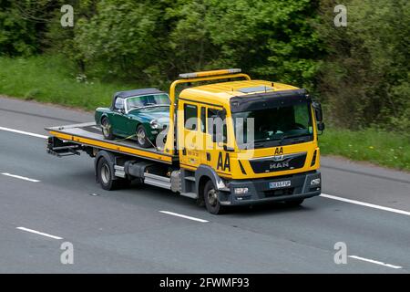 Classic Green MG B convertible sur camion de récupération AA conduite sur l'autoroute M6 près de Preston dans Lancashire, Royaume-Uni Banque D'Images