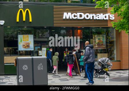 Slough, Berkshire, Royaume-Uni. 23 mai 2021. McDonald's a rouvert ses portes pour dîner. Le taux d'infection par roulement de sept jours Covid-19 pour 100,000 000 personnes à Slough pour la semaine se terminant le 18 mai est passé de 22.7 à 25.4. Étant donné que le nombre de cas positifs de la variante indienne Covid-19 commence à augmenter, la levée éventuelle des restrictions de verrouillage en juin est peut-être en danger. Crédit : Maureen McLean/Alay Live News Banque D'Images