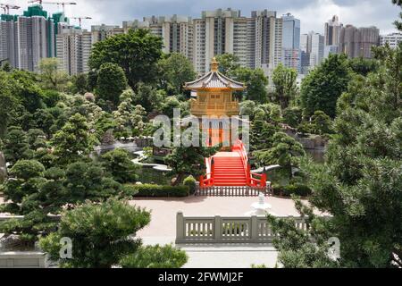 Pavillon de la perfection absolue, jardin Nan Lian, avec des immeubles d'appartements densément remplis en arrière-plan, Hong Kong, République populaire de Chine Banque D'Images