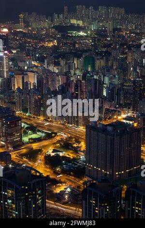 Vue nocturne élevée sur les immeubles et les autoroutes très denses de Hong Kong, République populaire de Chine Banque D'Images