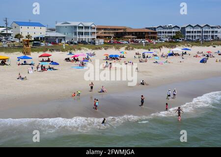 La foule remplit la plage de Kure Beach, en Caroline du Nord. Banque D'Images