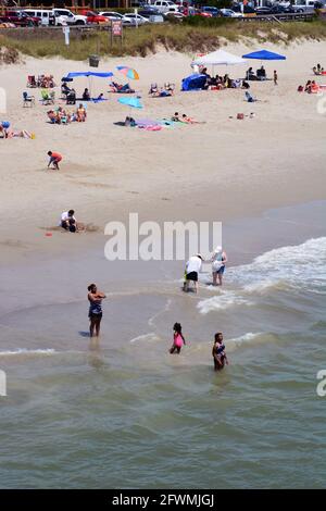 La foule remplit la plage de Kure Beach, en Caroline du Nord. Banque D'Images