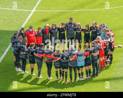 Francfort, Allemagne. 23 mai 2021. Teamhuddle Eintracht Frankfurt après le match FlyerAlarm Frauen-Bundesliga entre Eintracht Frankfurt et VfL Wolfsburg au Deutsche Bank Park de Francfort, Allemagne. Crédit: SPP Sport presse photo. /Alamy Live News Banque D'Images