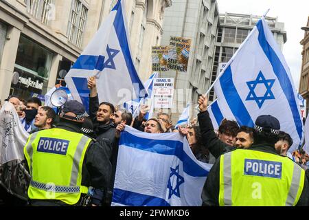 LONDRES, ANGLETERRE, LE 23 2021 MAI, des manifestants pro Israël se rassemblent devant l'ambassade israélienne à High Street Kensington, Londres. Quelques jours après la conclusion d'un cessez-le-feu entre Israël et le Hamas. Crédit : Lucy North/Alamy Live News Banque D'Images