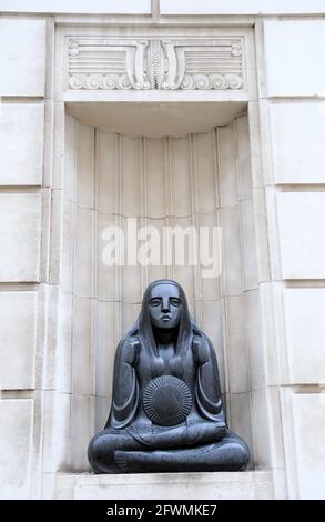 Sculpture de basalte appelée JOUR au Queensway tunnel ventilation et Station pilote Banque D'Images