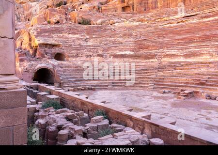 Ruines du théâtre Petra sculptées et construites au pied de formations rocheuses de grès par les Nabatéens au 1er siècle dans l'ancienne ville de Petra, en Jordanie Banque D'Images