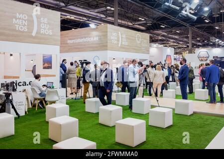 Madrid, Espagne - 20 mai 2021 : plusieurs personnes marchent dans les couloirs d'Ifema à Madrid pendant la célébration de la foire touristique de Fitur Banque D'Images