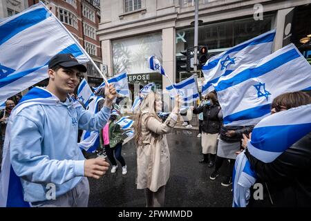 Solidarité avec Israël manifestation près de l'ambassade d'Israël avec des centaines de pro-Israéliens réunis à Kensington High Street en orgeant les drapeaux israéliens, les bannières et les slogans à voix haute, tandis que des discours ont été prononcés en signe de soutien pendant le conflit israélo-palestinien actuel. Les récents combats ont jusqu’à présent fait 248 morts à Gaza, dont 66 enfants, et 13 en Israël, dont 12 civils – dont deux enfants. Une importante présence policière se trouvait dans la région et un certain nombre de routes environnantes ont été fermées. Londres, Royaume-Uni. Banque D'Images