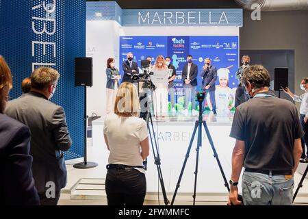 Madrid, Espagne - 20 mai 2021 : journalistes couvrant un discours politique pendant la foire de Fitur à Madrid. Banque D'Images