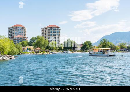 Penticton, Colombie-Britannique/Canada - 6 juillet 2020 : vue depuis la jetée du secteur riverain de Penticton et de la plage Okanagan, une destination touristique populaire. Banque D'Images