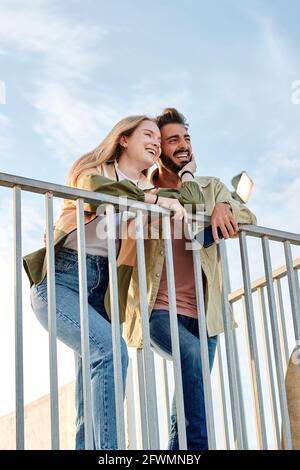 Jeune couple multiracial souriant et ayant un bon moment Banque D'Images