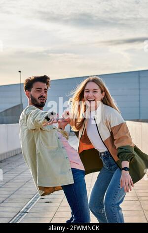 Jeune couple multiracial souriant et ayant un bon moment Banque D'Images