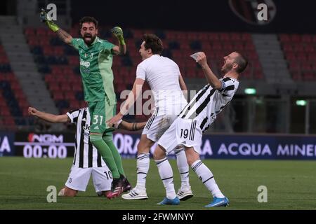 Bologne, Italie. 23 mai 2021. Paulo Dybala, Carlo Pinsoglio, Federico Chiesa et Leonardo Bonucci de Juventus FC célèbrent la quificationà la prochaine Ligue des Champions lors de la série UN match de football entre le FC de Bologne et le FC Juventus au stade Renato Dall'Ara de Bologne (Italie), le 19 mai 2021. Photo Federico Tardito/Insidefoto Credit: Insidefoto srl/Alay Live News Banque D'Images