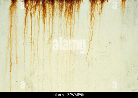 Rayures orange foncé sur un mur en plâtre jaune pâle Banque D'Images