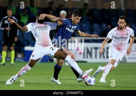 BERGAME, ITALIE - MAI 23: Fikayo Tomori de l'AC Milan et Ruslan Malinovskyi de Atalanta BC bataille pour possession pendant la Serie UN match entre Atalanta Bergame et AC Milan au Gewiss Stadium le 23 mai 2021 à Bergame, Italie (photo de Ciro Santangelo/Orange Pictures) Banque D'Images