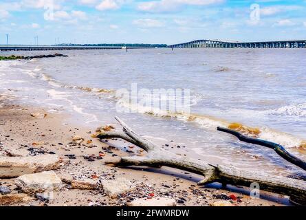 Le pont de pêche de point Cadet et le pont de la baie Biloxi peuvent être vus de ce site pittoresque de Back Bay Biloxi, le 22 mai 2021, à Biloxi, Mississippi. Banque D'Images