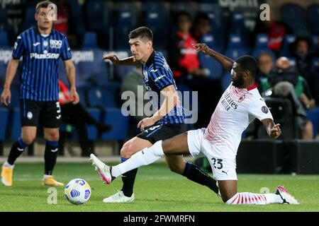 BERGAME, ITALIE - MAI 23: Ruslan Malinovskyi d'Atalanta BC et Fikayo Tomori d'AC Milan pendant la série UN match entre Atalanta Bergame et AC Milan au stade Gewiss le 23 mai 2021 à Bergame, Italie (photo de Ciro Santangelo/Orange Pictures) Banque D'Images