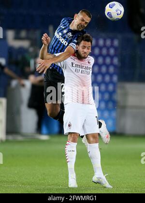 BERGAME, ITALIE - MAI 23: Rafael Toloi d'Atalanta BC concurrence pour le ballon à tête avec Hakan Calhanoglu de l'AC Milan pendant la série UN match entre Atalanta Bergame et l'AC Milan au Gewiss Stadium le 23 mai 2021 à Bergame, Italie (photo de Ciro Santangelo/Orange Pictures) Banque D'Images