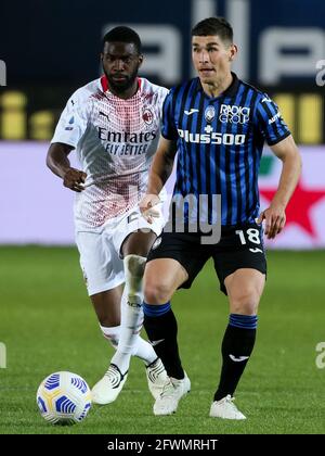 BERGAME, ITALIE - MAI 23: Fikayo Tomori de l'AC Milan et Ruslan Malinovskyi de Atalanta BC pendant la série UN match entre Atalanta Bergame et l'AC Milan au stade Gewiss le 23 mai 2021 à Bergame, Italie (photo par Ciro Santangelo/Orange Pictures) Banque D'Images