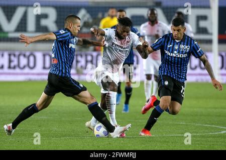 BERGAME, ITALIE - 23 MAI : Rafael Toloi d'Atalanta BC bataille pour possession avec Rafael Leao de l'AC Milan tandis que Cristian Romero d'Atalanta BC regarde pendant la série UN match entre Atalanta Bergame et AC Milan au Gewiss Stadium le 23 mai 2021 à Bergame, Italie (photo par Ciro Santangelo/Orange Pictures) Banque D'Images