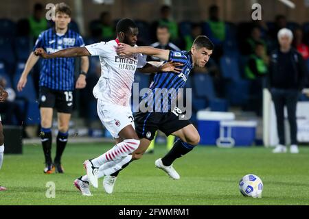 BERGAME, ITALIE - MAI 23: Fikayo Tomori de l'AC Milan et Ruslan Malinovskyi de Atalanta BC bataille pour possession pendant la Serie UN match entre Atalanta Bergame et AC Milan au Gewiss Stadium le 23 mai 2021 à Bergame, Italie (photo de Ciro Santangelo/Orange Pictures) Banque D'Images