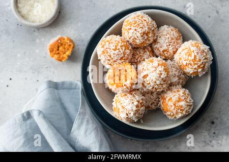 boules de bliss vegan dans un bol bleu Banque D'Images