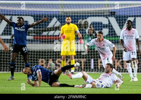 BERGAME, ITALIE - MAI 23: Rafael Toloi d'Atalanta BC est fouillé par Hakan Calhanoglu de l'AC Milan pendant la série UN match entre Atalanta Bergame et l'AC Milan au stade Gewiss le 23 mai 2021 à Bergame, Italie (photo de Ciro Santangelo/Orange Pictures) Banque D'Images