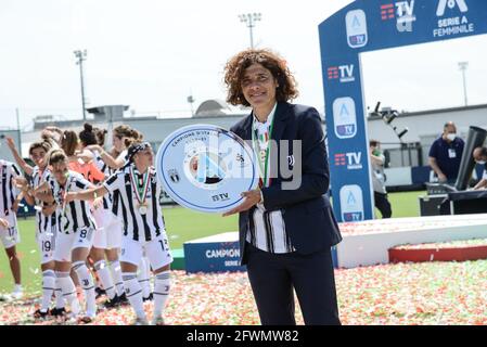Rita Guarino entraîneur en chef de Juventus Women lève le Trophée Scudetto pour célébrer la victoire de la série A 2020-2021 après leur dernier match de football italien Serie A Women entre Juventus FC et Inter Milan. Les stades sportifs autour de l'Italie restent soumis à des restrictions strictes en raison de la pandémie du coronavirus, car les lois de distanciation sociale du gouvernement interdisent aux fans à l'intérieur des lieux, ce qui entraîne le jeu derrière des portes fermées. Juventus a gagné 4-0 sur Inter Milan. Banque D'Images