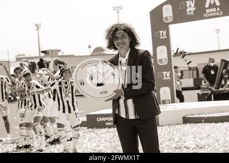 Rita Guarino entraîneur en chef de Juventus Women lève le Trophée Scudetto pour célébrer la victoire de la série A 2020-2021 après leur dernier match de football italien Serie A Women entre Juventus FC et Inter Milan. Les stades sportifs autour de l'Italie restent soumis à des restrictions strictes en raison de la pandémie du coronavirus, car les lois de distanciation sociale du gouvernement interdisent aux fans à l'intérieur des lieux, ce qui entraîne le jeu derrière des portes fermées. Juventus a gagné 4-0 sur Inter Milan. Banque D'Images