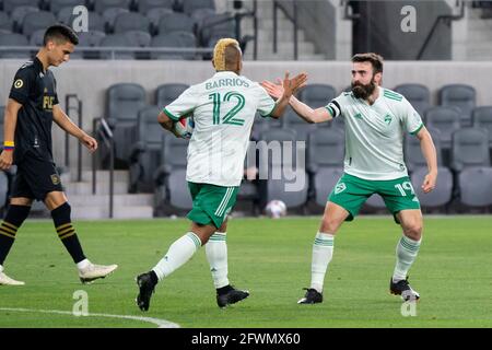 Michael Barrios (12), un avant de Colorado Rapids, célèbre avec Jack, milieu de terrain Prix (19) après avoir obtenu un but pendant un jeu MLS Contre Los Angeles Banque D'Images