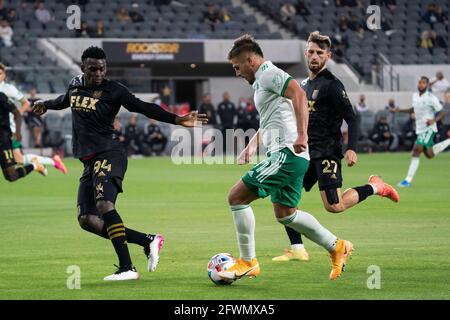 Colorado Rapids en avant Diego Rubio (11) est défendu par Los Le défenseur du FC d'Angeles Jesus Murillo (94) et le défenseur Tristan Blackmon (27) au cours d'une MLS gam Banque D'Images