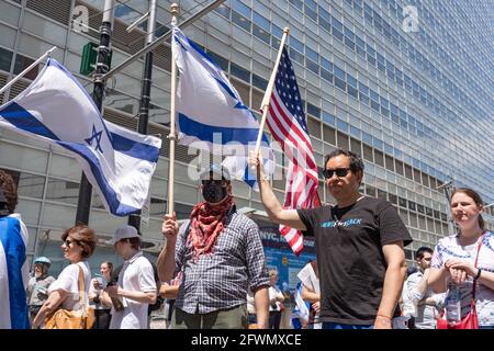 NEW YORK, NY - 23 MAI : des partisans pro-israéliens branle les drapeaux israéliens et américains lors d'un rassemblement de soutien à Israël et contre l'antisémitisme le 23 mai 2021 à New York. Des manifestants juifs et pro-israéliens se sont rassemblés sur le site du World Trade Center, battant des drapeaux israéliens et américains en solidarité avec Israël à la suite de la dernière guerre avec le Hamas à Gaza, et protestant contre la montée de l'antisémitisme et de graves attaques anti-juives dans le sillage du conflit. Crédit : Ron Adar/Alay Live News Banque D'Images