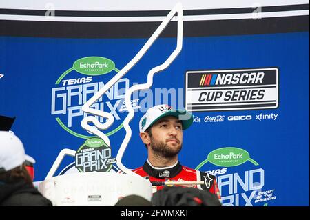 Austin, Texas, États-Unis. 23 mai 2021. Chase Elliott (09) pilote de la série de la coupe NASCAR avec LLumar Chevrolet, célèbre sa victoire au Grand Prix EchoPark Automotive Texas, circuit of the Americas à Austin, Texas. Mario Cantu/CSM/Alamy Live News Banque D'Images