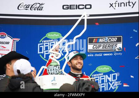 Austin, Texas, États-Unis. 23 mai 2021. Chase Elliott (09) pilote de la série de la coupe NASCAR avec LLumar Chevrolet, célèbre sa victoire au Grand Prix EchoPark Automotive Texas, circuit of the Americas à Austin, Texas. Mario Cantu/CSM/Alamy Live News Banque D'Images