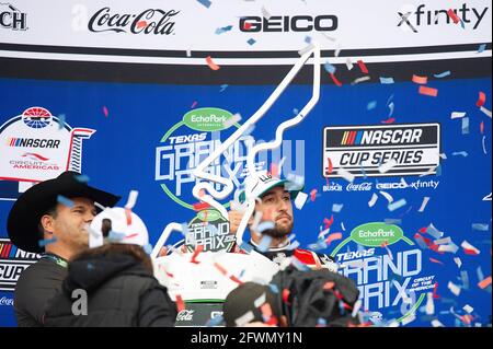 Austin, Texas, États-Unis. 23 mai 2021. Chase Elliott (09) pilote de la série de la coupe NASCAR avec LLumar Chevrolet, célèbre sa victoire au Grand Prix EchoPark Automotive Texas, circuit of the Americas à Austin, Texas. Mario Cantu/CSM/Alamy Live News Banque D'Images