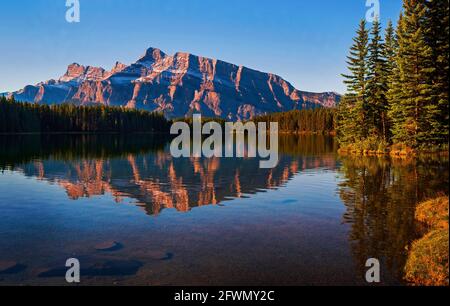 Le mont Rundle de Two Jack, Banff National Park, Alberta, Canada Banque D'Images