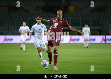 Turin, Italie. 23 mai 2021. Simone Zaza de Torino FC pendant la série italienne UN match de football entre Torino FC et Benevento. Les stades sportifs autour de l'Italie restent soumis à des restrictions strictes en raison de la pandémie du coronavirus, car les lois de distanciation sociale du gouvernement interdisent aux fans à l'intérieur des lieux, ce qui entraîne le jeu derrière des portes fermées. Note finale 1-1 (photo d'Alberto Gandolfo/Pacific Press) crédit: Pacific Press Media production Corp./Alay Live News Banque D'Images