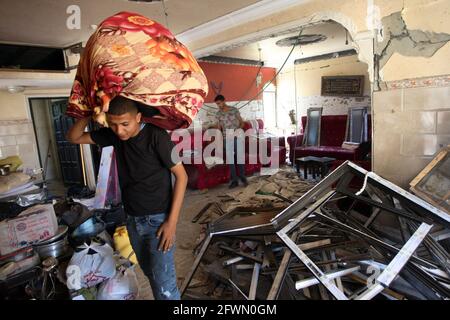 Gaza, Gaza. 23 mai 2021. Les Palestiniens inspectent leurs maisons détruites lors du cessez-le-feu entre Gaza et Israël à Beit Hanun, dans le nord de la bande de Gaza, le dimanche 23 mai 2021. Les Gazaouis ont tenté de redorer leur vie, après un conflit dévastateur de 11 jours avec Israël qui a tué plus de 240 personnes et fait des milliers de sans-abri dans l'enclave palestinienne appauvrie. Photo d'Ismael Mohamad/UPI. Crédit : UPI/Alay Live News Banque D'Images